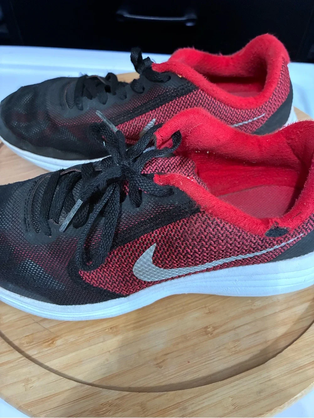 Nike Kids Black and Red Low-Top Sneakers